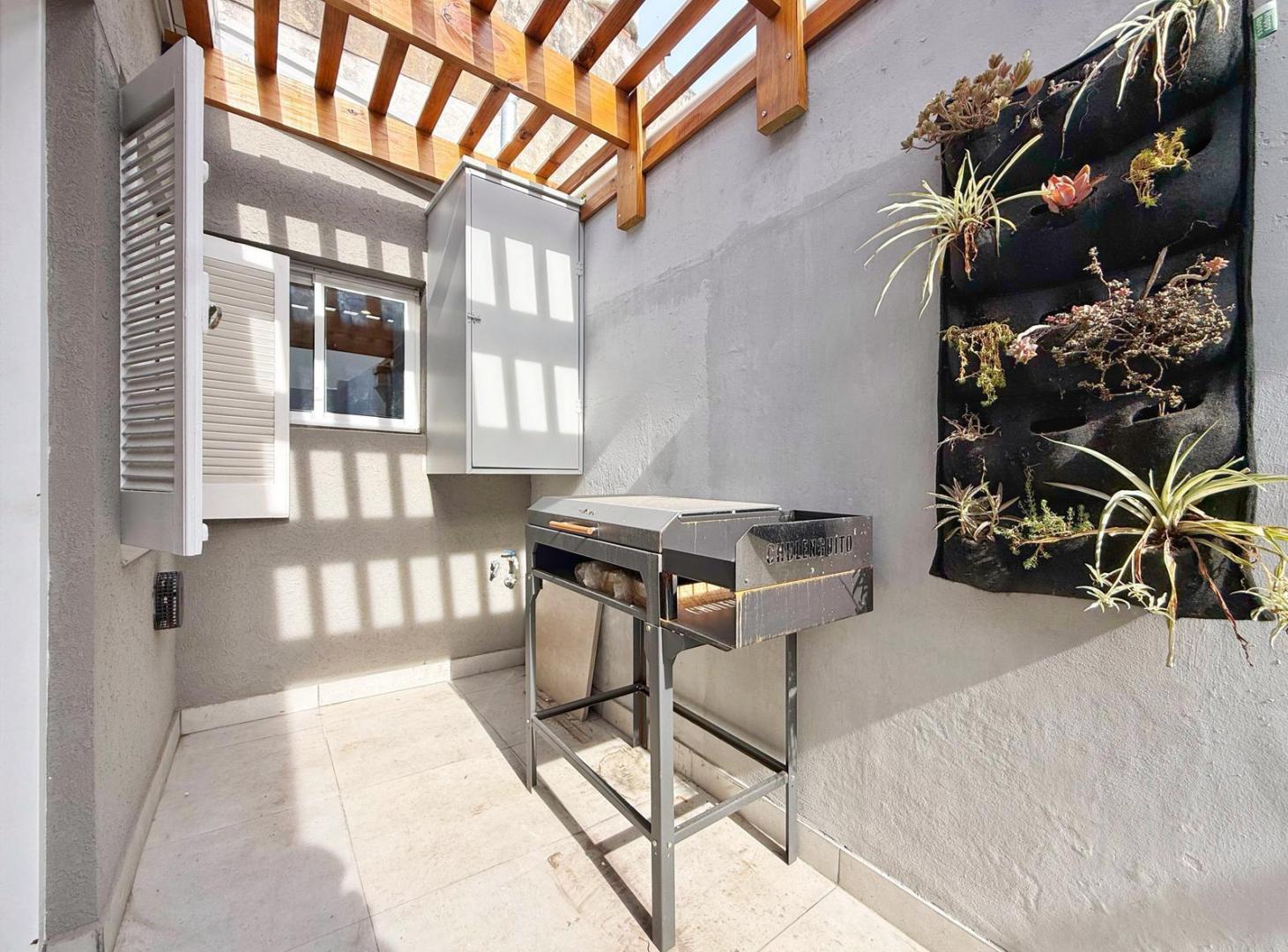 Foto de PH 2 ambientes reciclado a uevo con patio y parrilla · La Perla, imagen 3