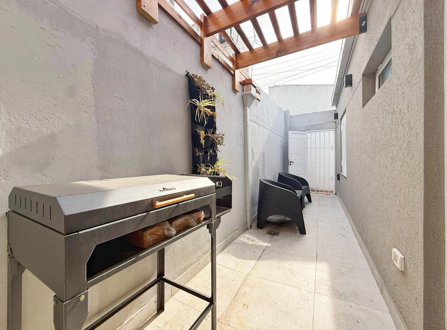Foto de PH 2 ambientes reciclado a uevo con patio y parrilla · La Perla, imagen 1