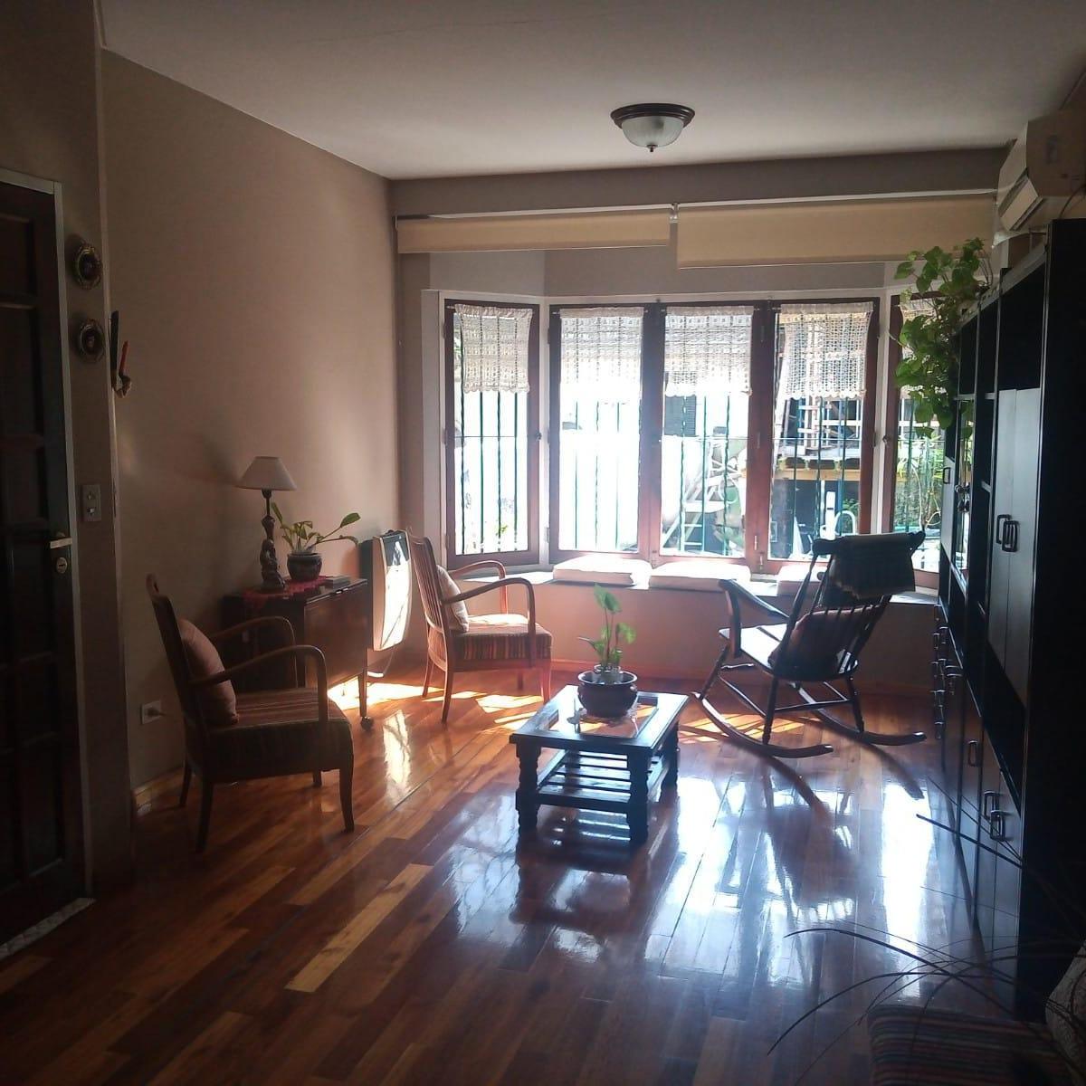 Hermoso Triplex con Patio y Garage! 1