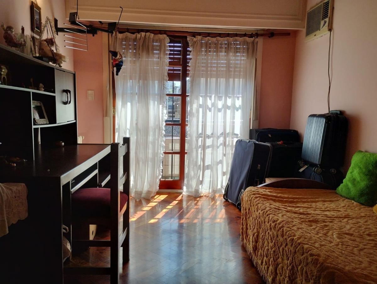Excelente Casa de 2 Plantas S/lote Propio. 5 Amb. Patio y Terraza 4