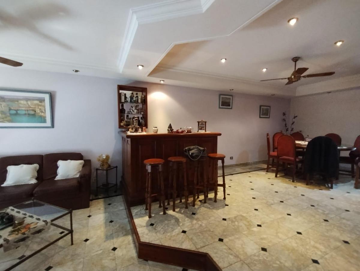 Excelente Casa de 2 Plantas S/lote Propio. 5 Amb. Patio y Terraza 3