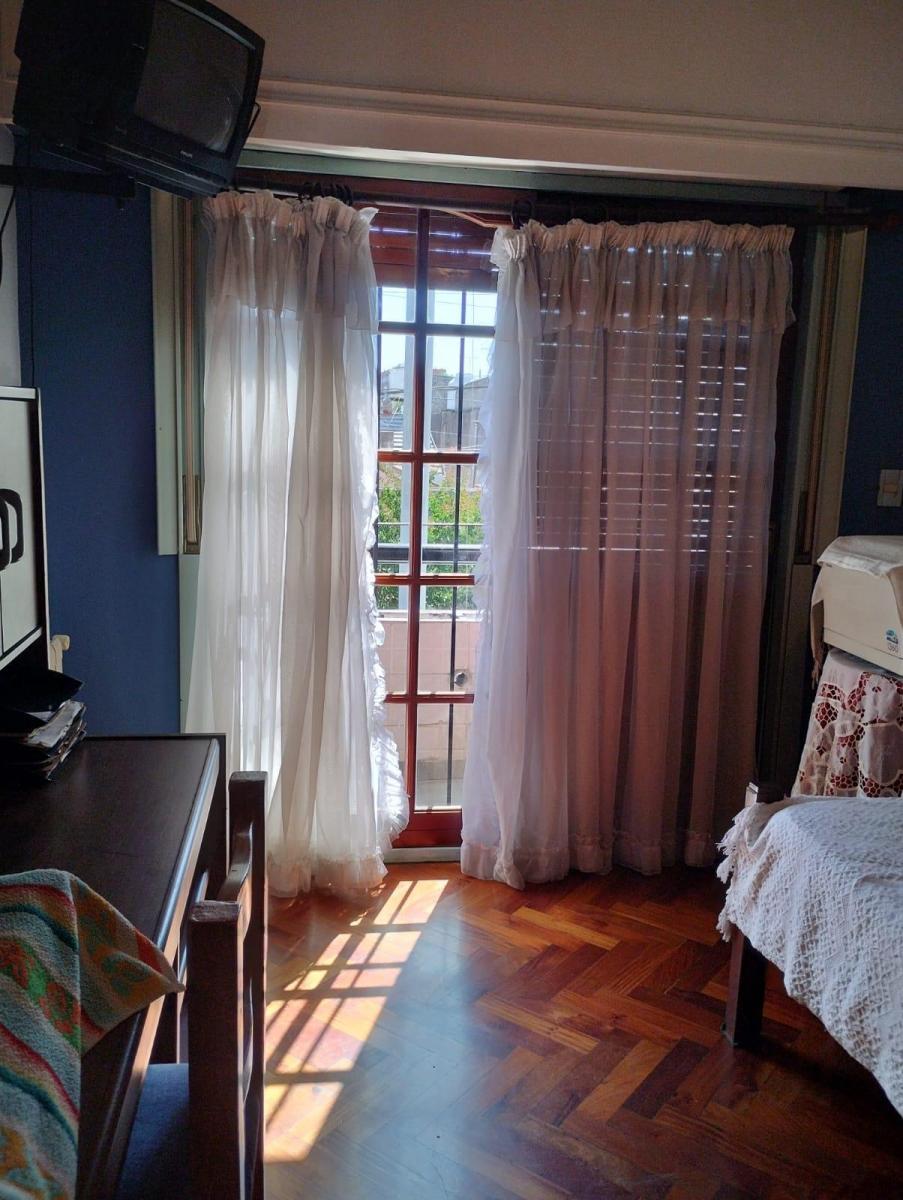 Excelente Casa de 2 Plantas S/lote Propio. 5 Amb. Patio y Terraza 3