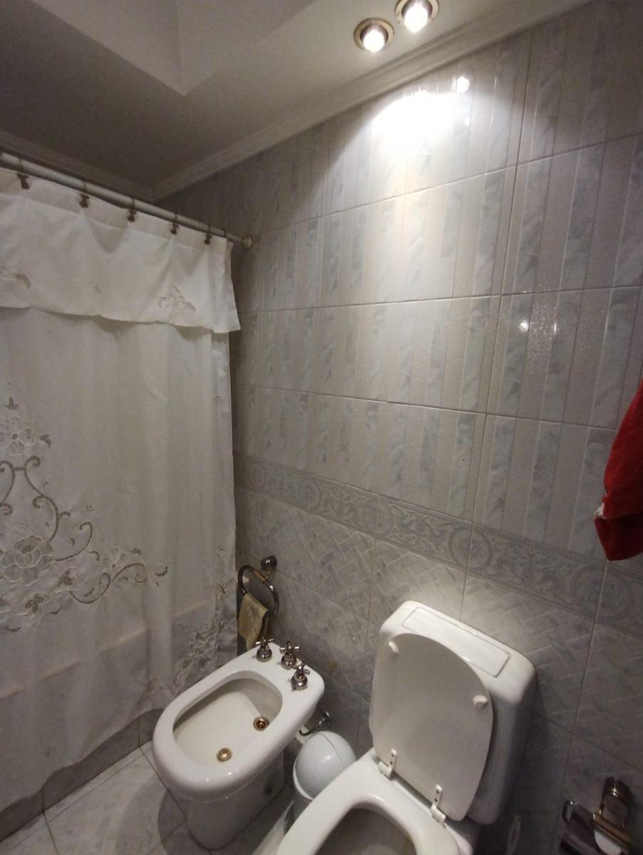Excelente Casa de 2 Plantas S/lote Propio. 5 Amb. Patio y Terraza 1
