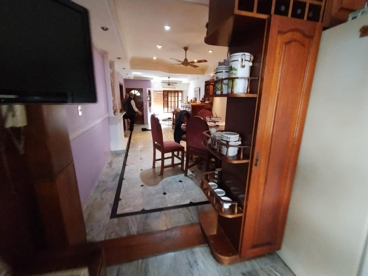 Excelente Casa de 2 Plantas S/lote Propio. 5 Amb. Patio y Terraza 2