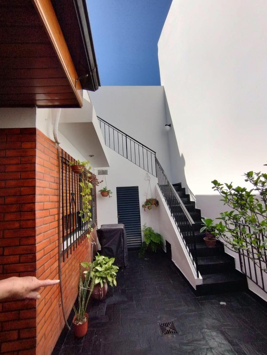 Excelente Casa de 2 Plantas S/lote Propio. 5 Amb. Patio y Terraza 4