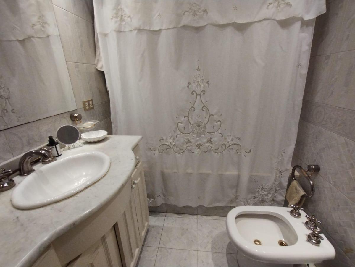 Excelente Casa de 2 Plantas S/lote Propio. 5 Amb. Patio y Terraza 5