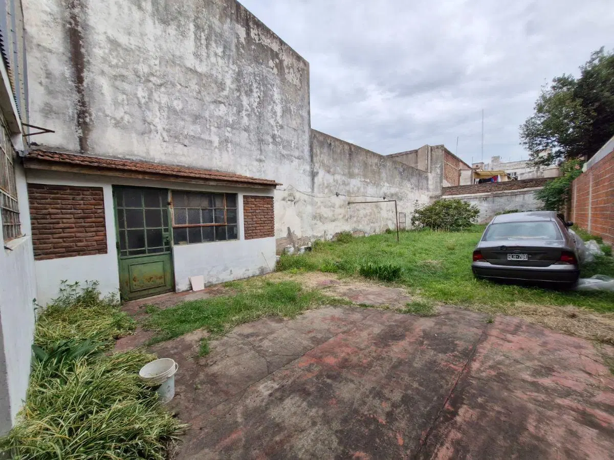 Excelente Galpón con Vivienda y Fondo Libre 5