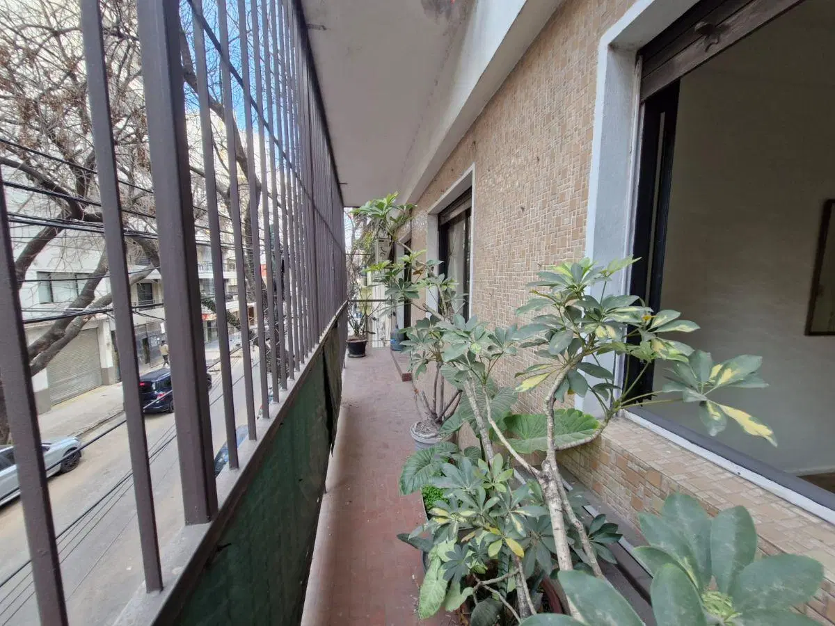 3 Ambientes Amplios al Frente c/ Balcón Corrido y Patio 4