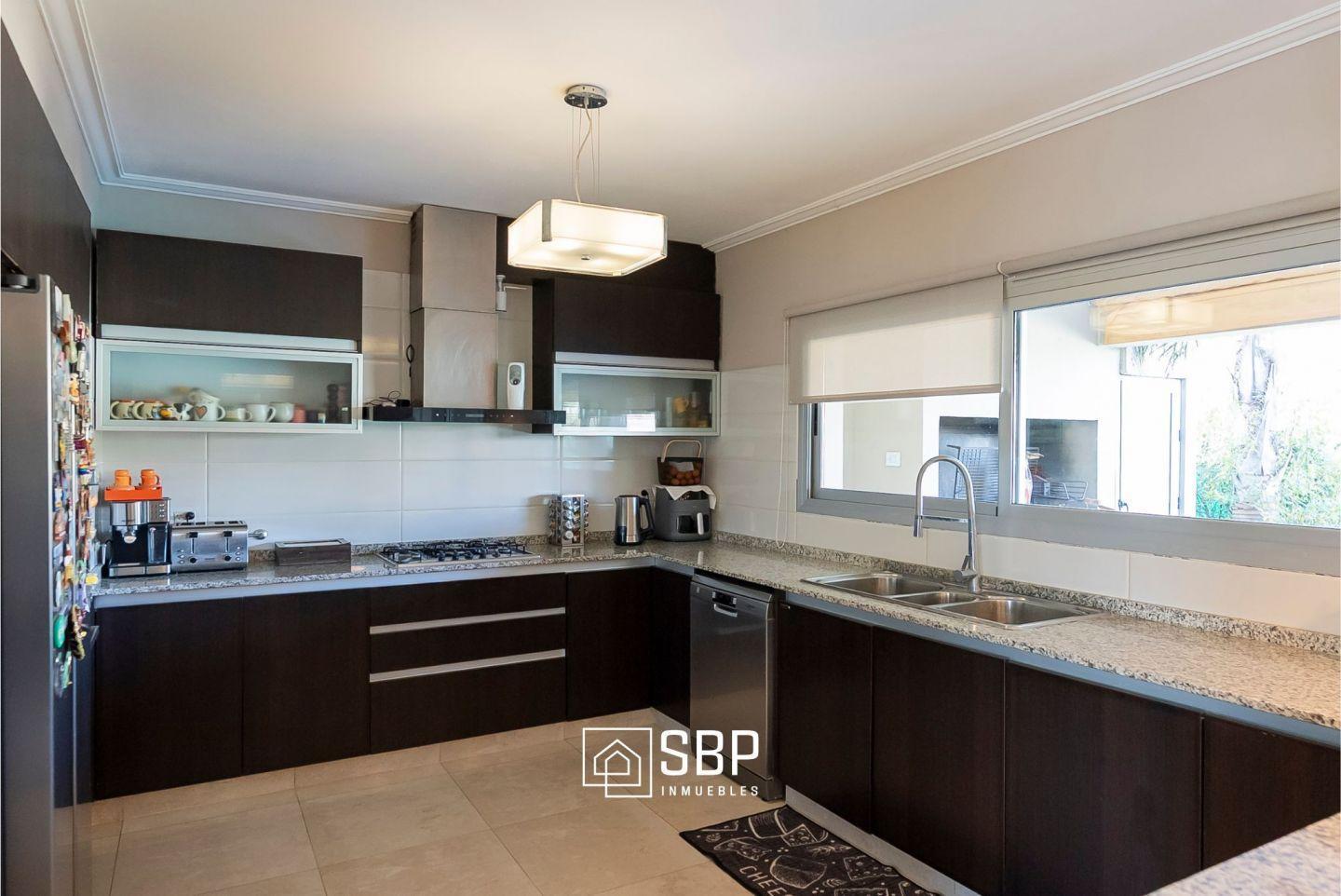 Foto de Casa en Venta | Tejas 3 | 4 Dorm | Pileta | Frente a Espacio Verde, imagen 5