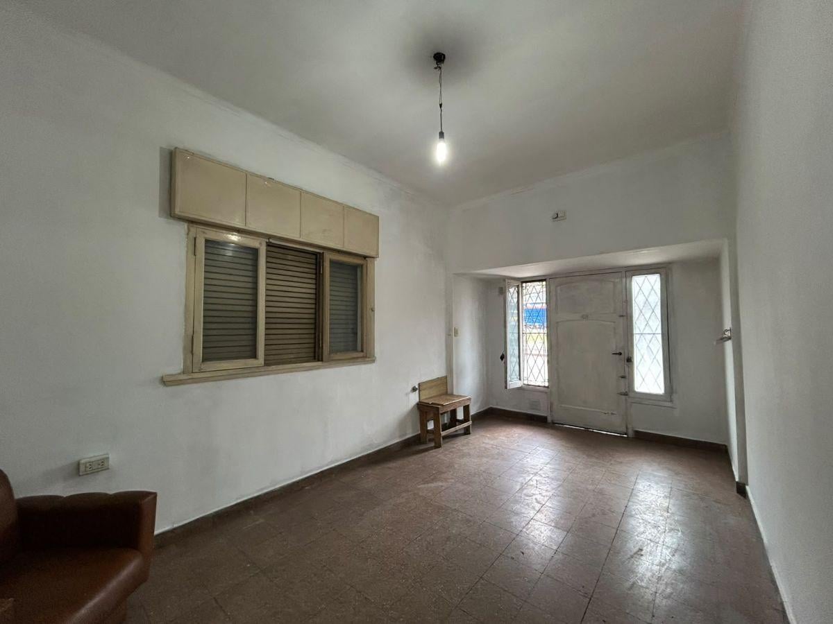 Foto de casa en alquiler con local o cochera sobre Ricardo balbin, imagen 2