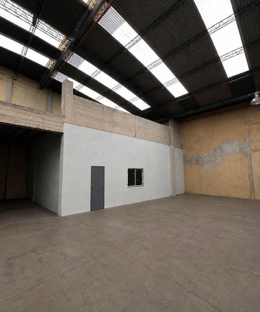 Foto de En Venta Galpón de 1200 M2 con Local, La Tablada, imagen 3