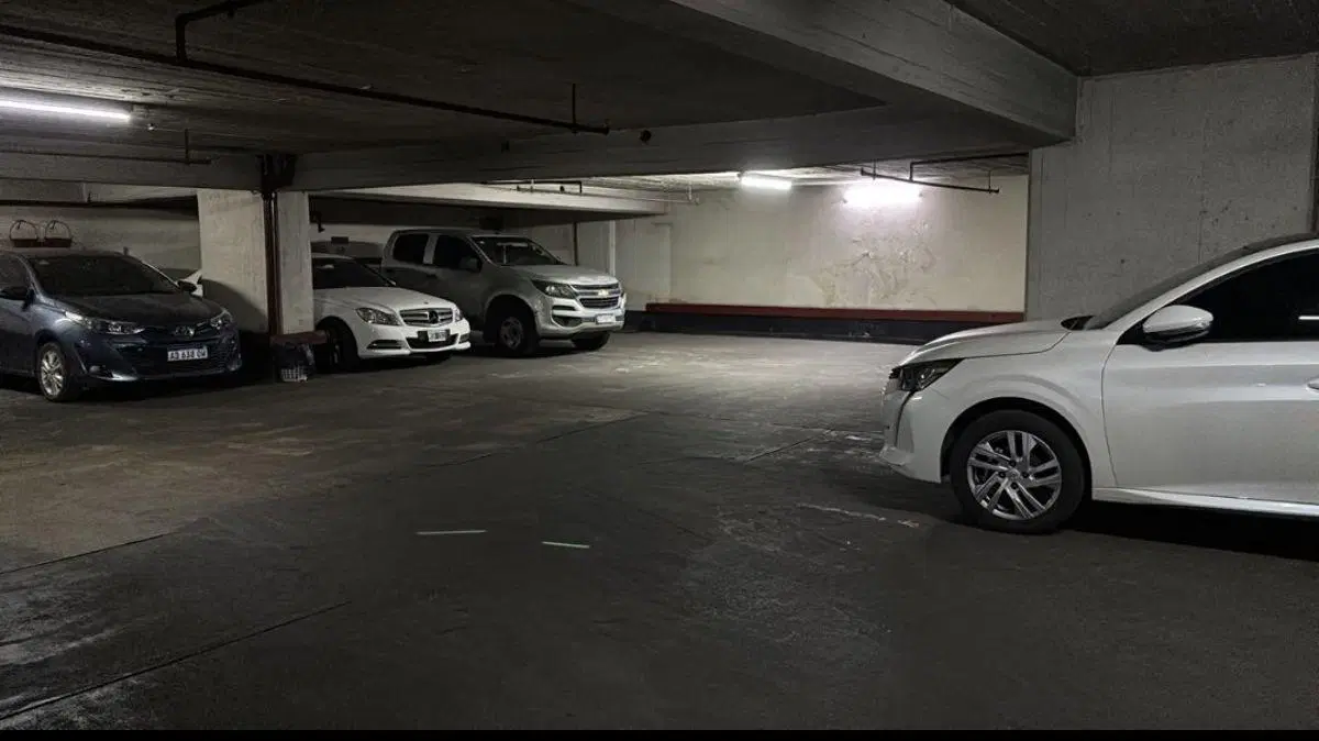 Venta cochera en Barrio norte MTdeAlvear y Talcahuano, grande, cómoda, hay tres. seguridad 24 hs 5