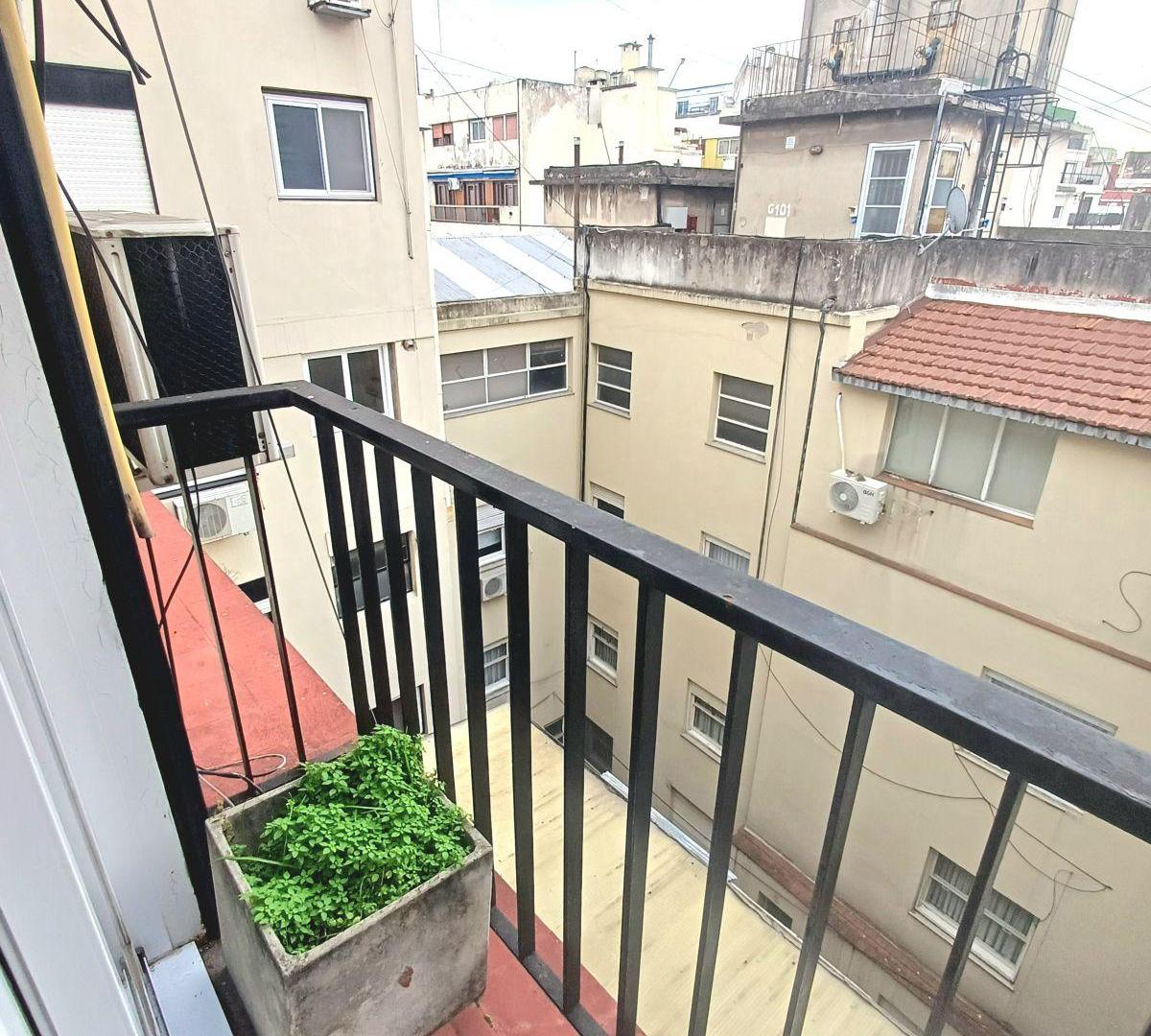 Foto de Venta Ambiente Recoleta fte. Pza Vte Lopez cocina baño completo, imagen 5
