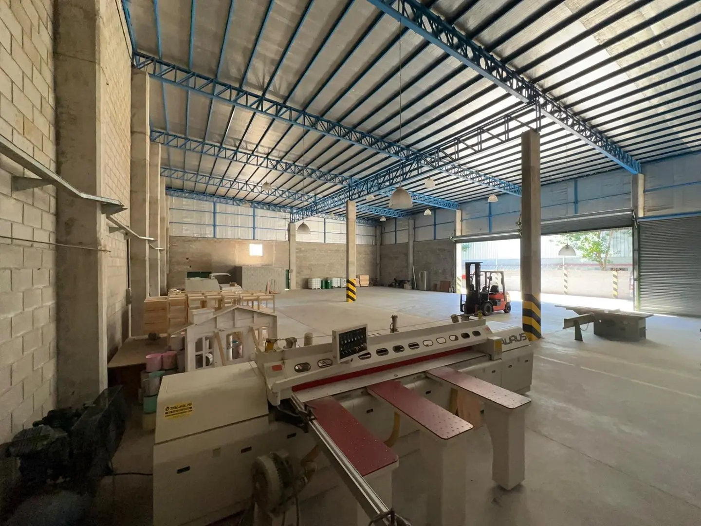 Galpón 1.839m² | 5 portones | playa p/semis | Pacheco 5