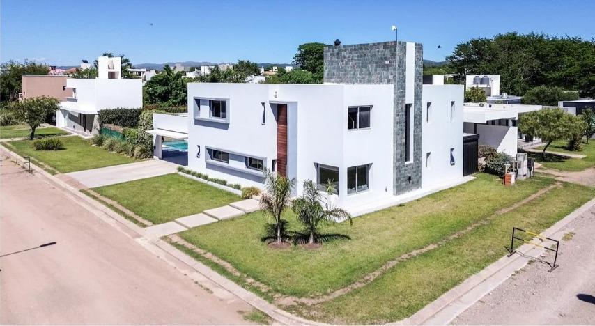 Bela Vista  Espectacular Casa de 4 Dormitorios con Quincho y Piscina Climatizada