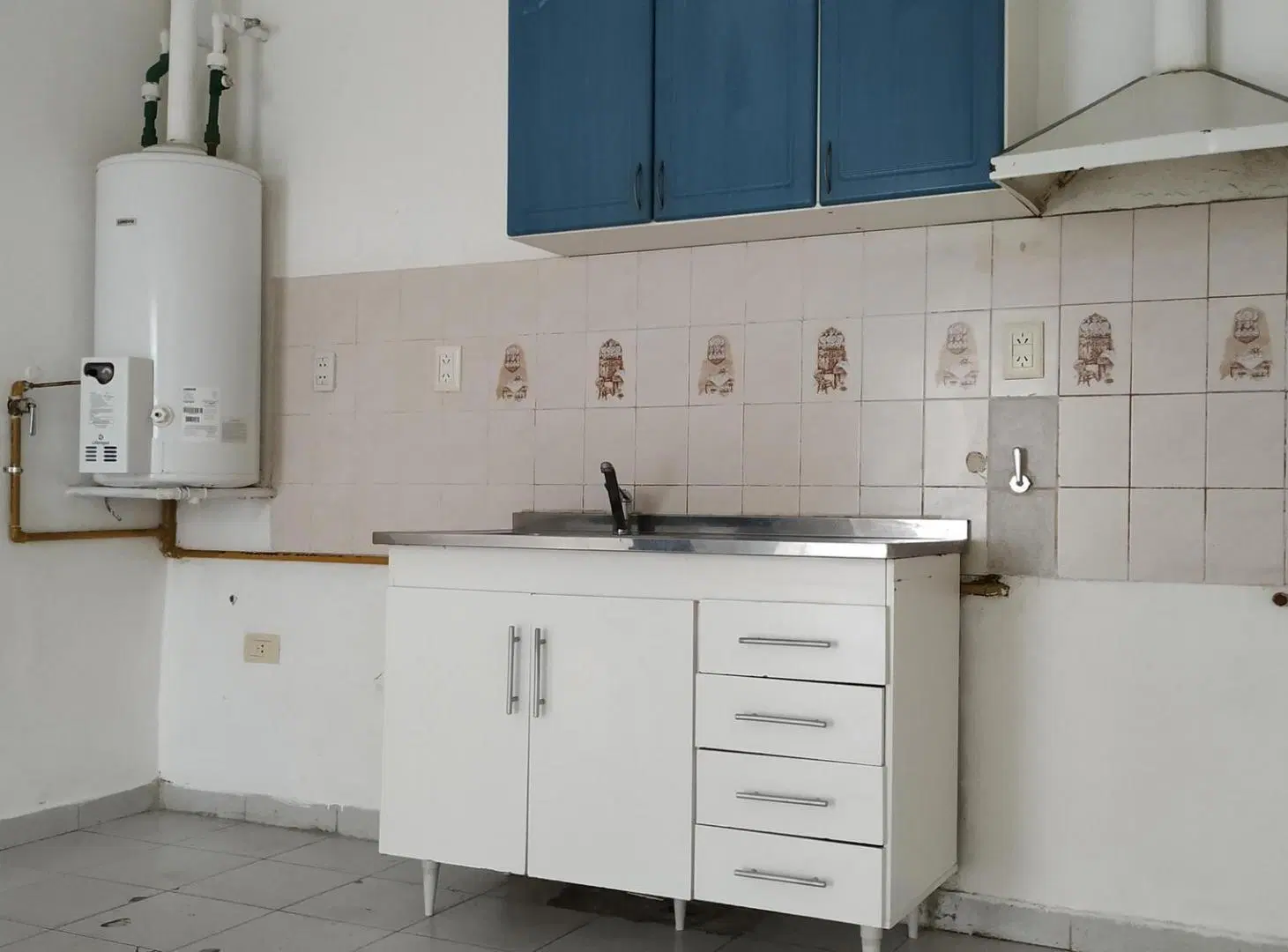 ALQUILER- CASA TRES DORMITORIOS- COCHERA- PATIO - ASADOR- B GRAL BUSTOS 2