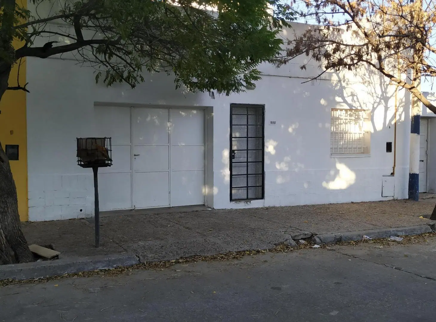 ALQUILER- CASA TRES DORMITORIOS- COCHERA- PATIO - ASADOR- B GRAL BUSTOS 1