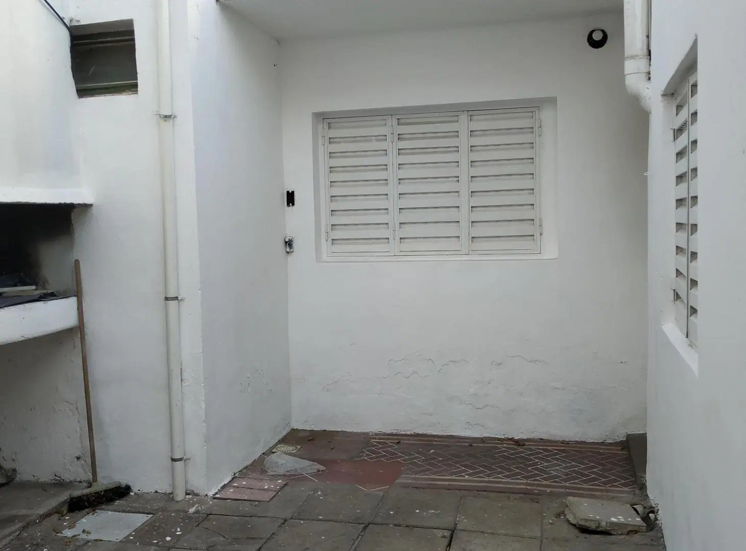 ALQUILER- CASA TRES DORMITORIOS- COCHERA- PATIO - ASADOR- B GRAL BUSTOS 5