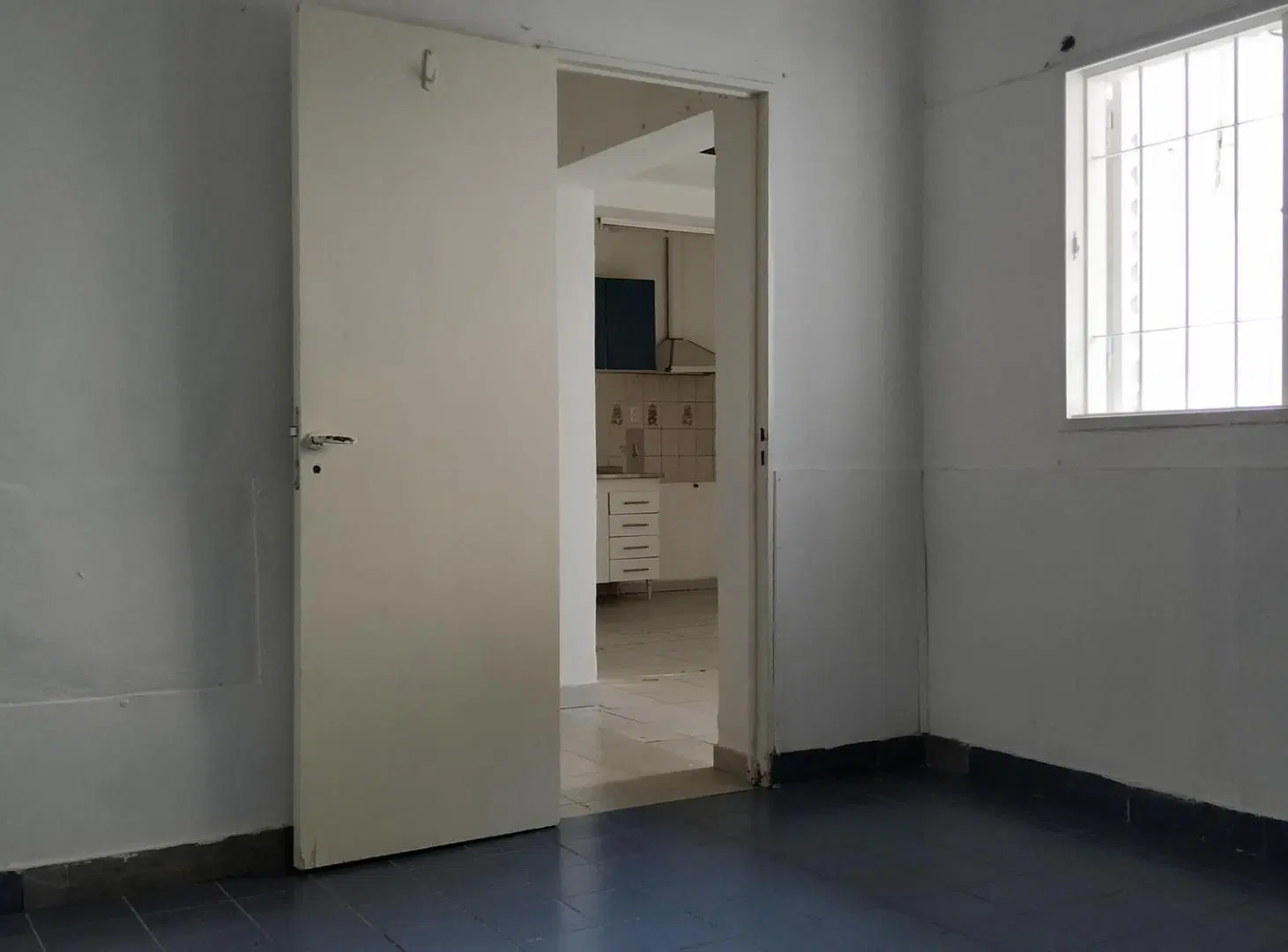 ALQUILER- CASA TRES DORMITORIOS- COCHERA- PATIO - ASADOR- B GRAL BUSTOS 6