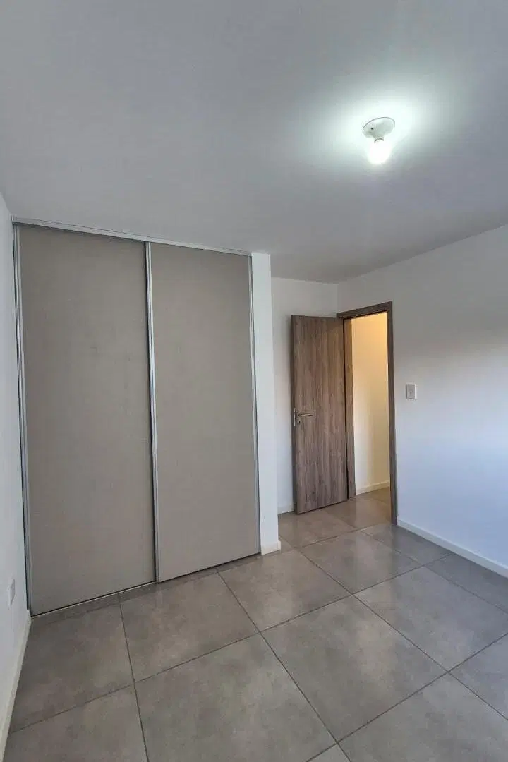 Confort y ubicación: Depto 1 dorm con pileta y SUM en calle Lima 5