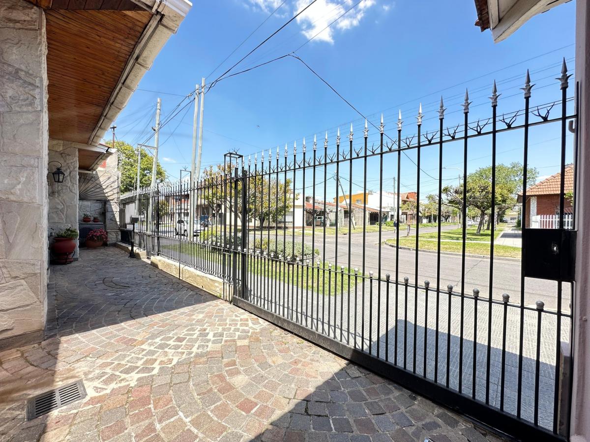 IMPECABLE CASA DE 4 AMB.