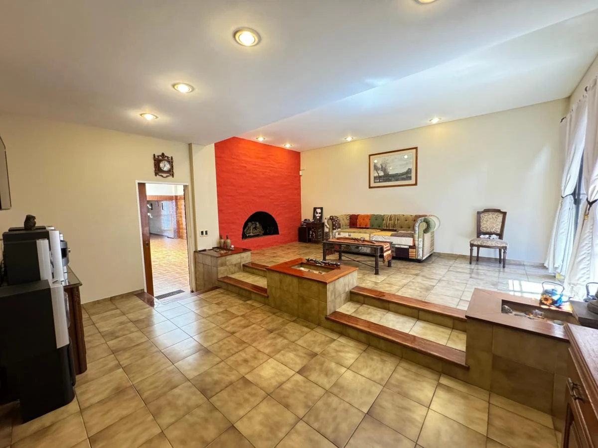 Impecable Casa de 4 Ambientes - Apto Crédito - 1