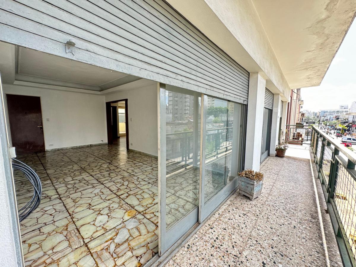 AMPLÍSIMO DEPARTAMENTO DE 4 AMBIENTES EN EL CENTRO COMERCIAL