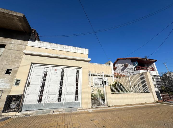 CASA DE 3 AMBIENTES CON PATIO Y GARAGE EN VENTA 1