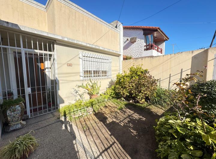 CASA DE 3 AMBIENTES CON PATIO Y GARAGE EN VENTA 2