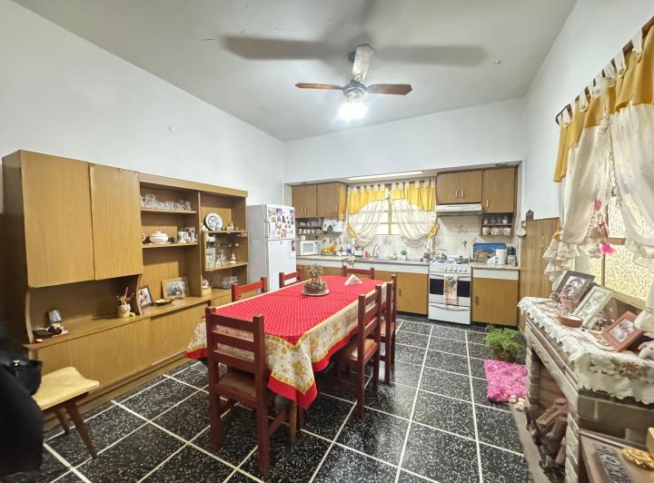 CASA DE 3 AMBIENTES CON PATIO Y GARAGE EN VENTA 3