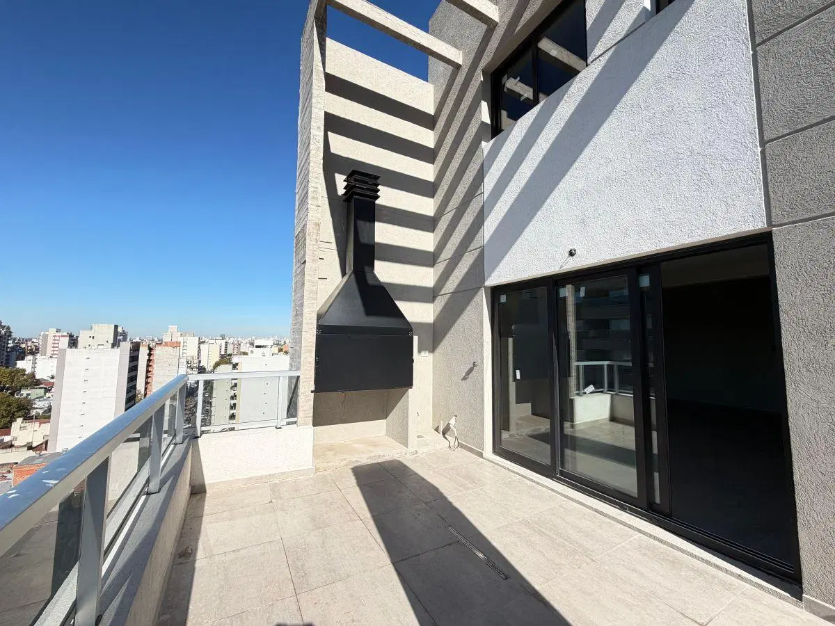 DEPARTAMENTO DE 4 AMBIENTES CON BAULERA Y CON COCHERA CUBIERTA EN EDIFICIO DE CATEGORÍA A ESTRENAR 2