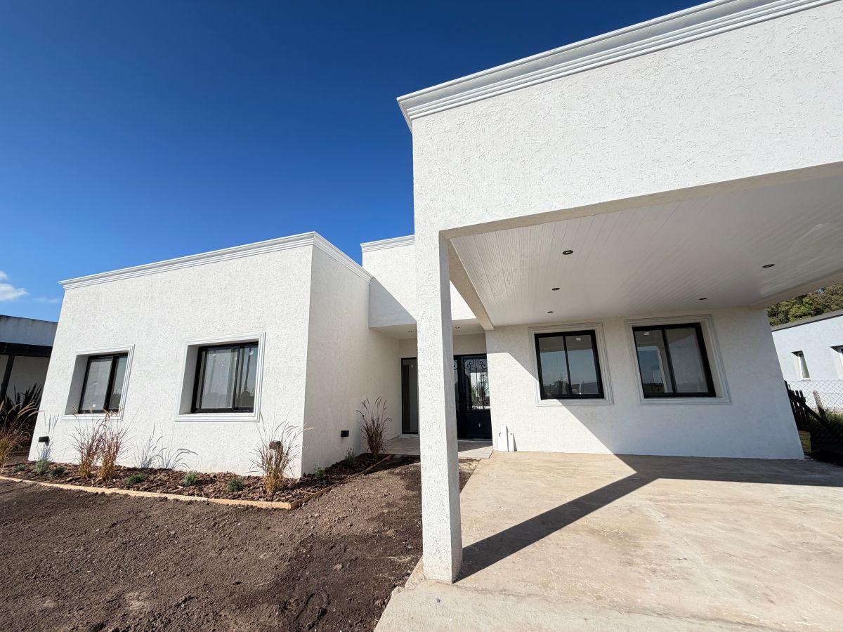 CASA DE 4 AMBIENTES CON PILETA Y COCHERA A ESTRENAR