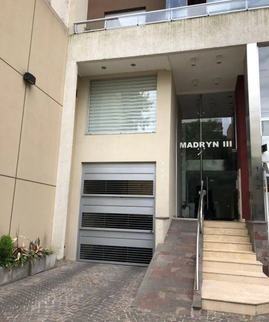 OFICINA COMERCIAL AL FRENTE EN PLENO LANUSITA 3