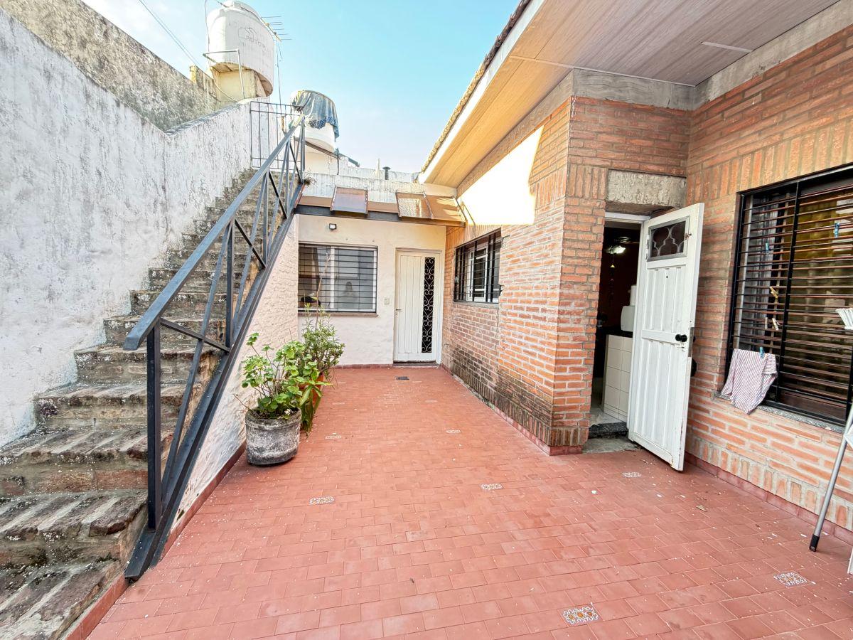 Foto de CASA DE 3 AMBIENTES CON PATIO, TERRAZA Y COCHERA PARA DOS AUTOS, imagen 2