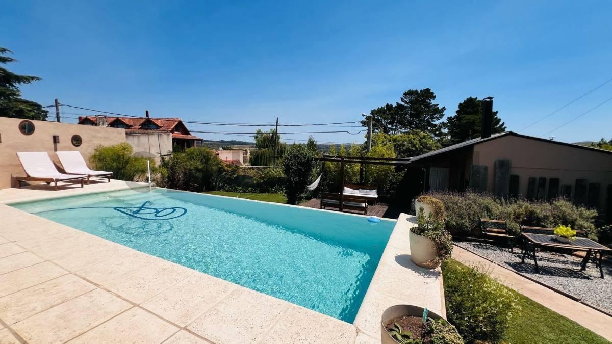 Venta o Permuta de Casa de 4 Dorm. con Piscina en Tandil 3
