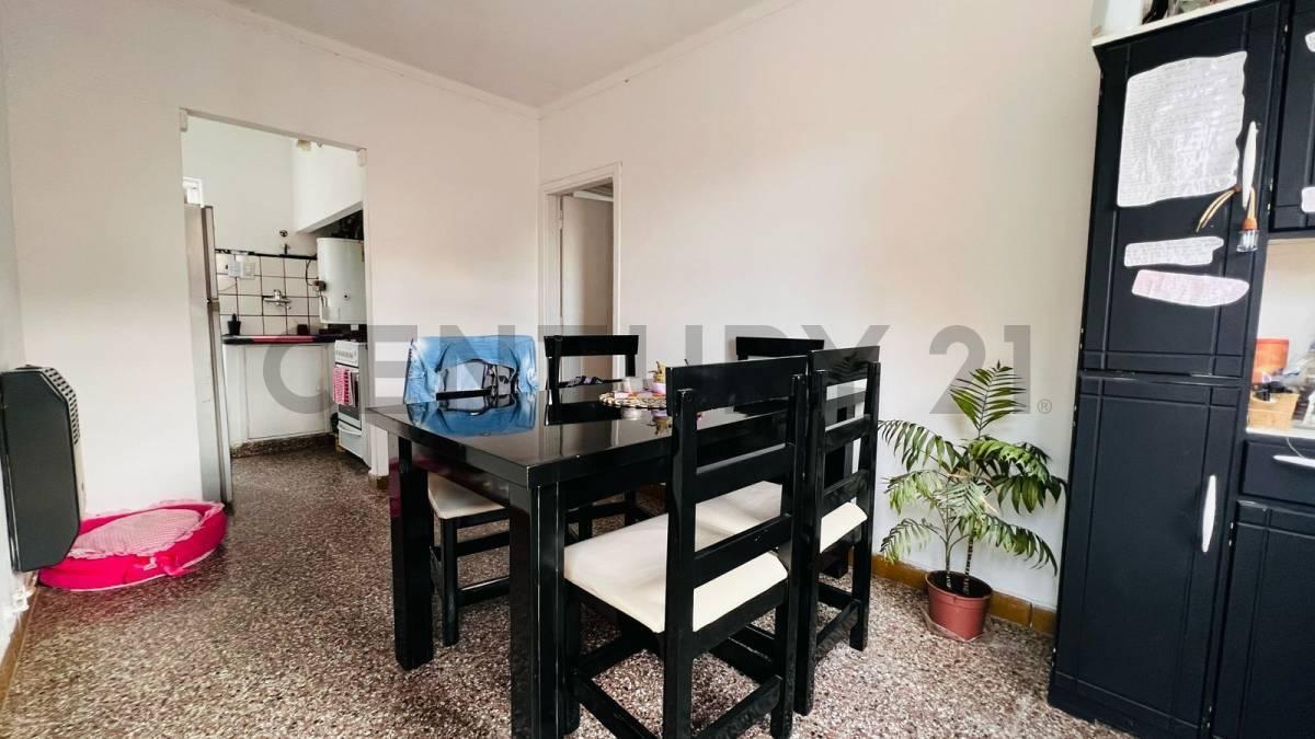Venta de Casa en P. H, de 2 Dorm. a Reciclar, en Importante Av 2