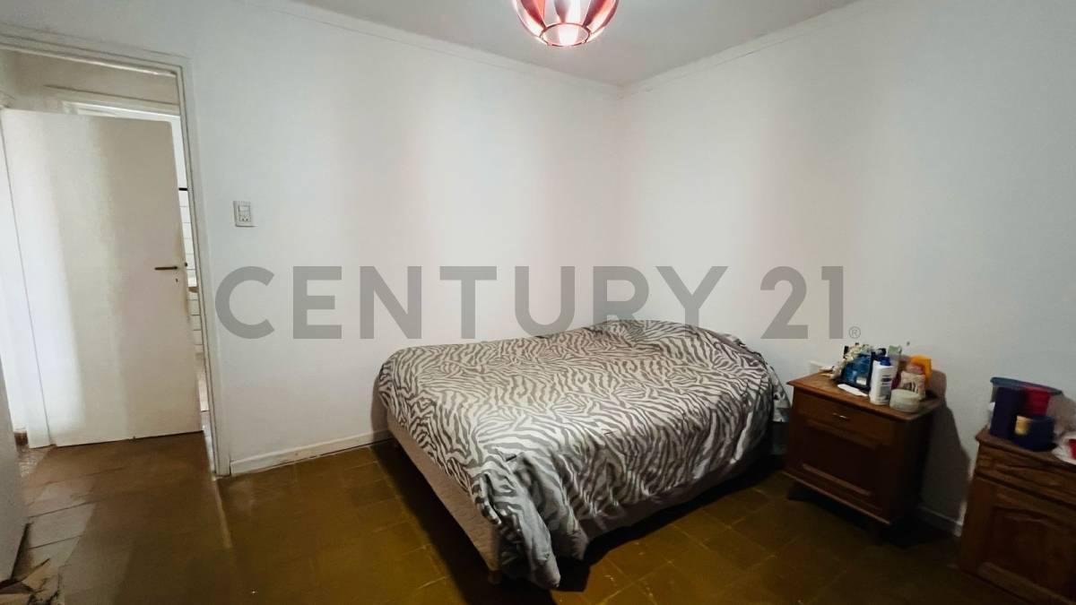 Venta de Casa en P. H, de 2 Dorm. a Reciclar, en Importante Av 1