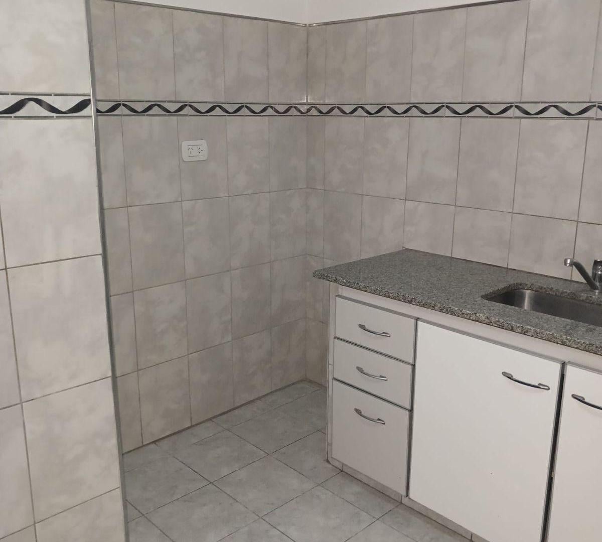 Foto de EXCELENTE UBICACION PARA ESTE TRES AMBIENTES CON DEPENDENCIA, imagen 1