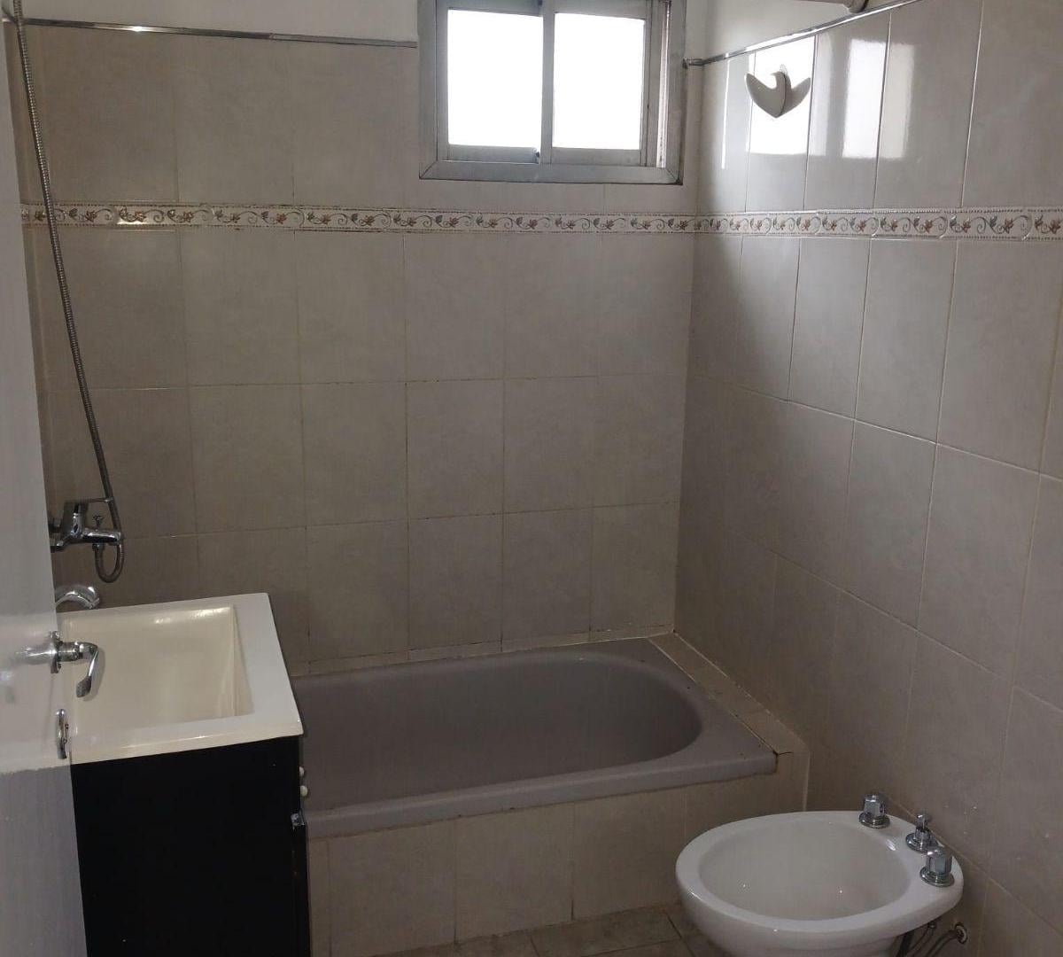 Foto de EXCELENTE UBICACION PARA ESTE TRES AMBIENTES CON DEPENDENCIA, imagen 2