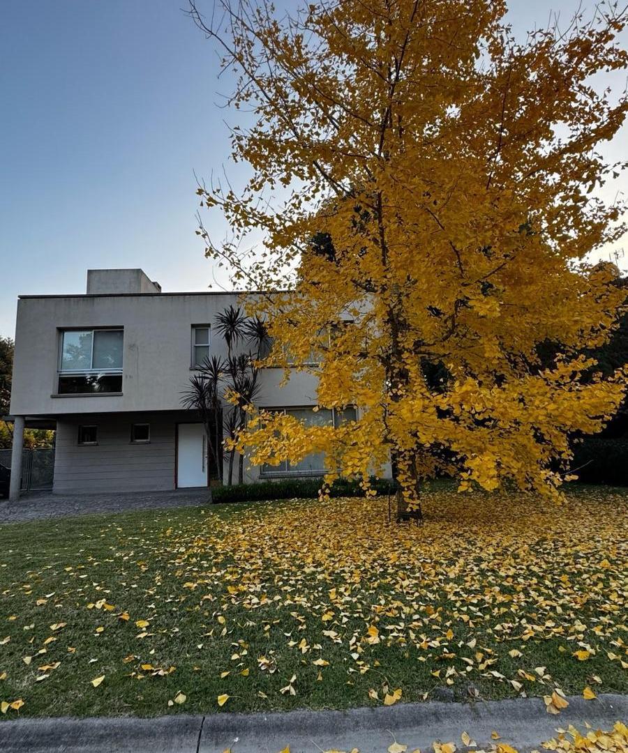 VENTA casa moderna con spa y piscina en Fincas de Iraola Lote Central