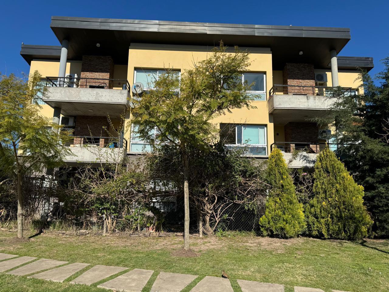 Depto Fincas de Iraola II, 2 ambientes en primer piso. Muy luminoso. Espacio guardacoche fijo .