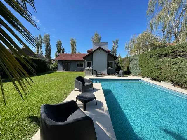 Casa a la venta Fincas de Iraola, ubicacion central. 4