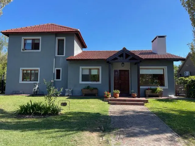 Casa a la venta Fincas de Iraola, ubicacion central. 2