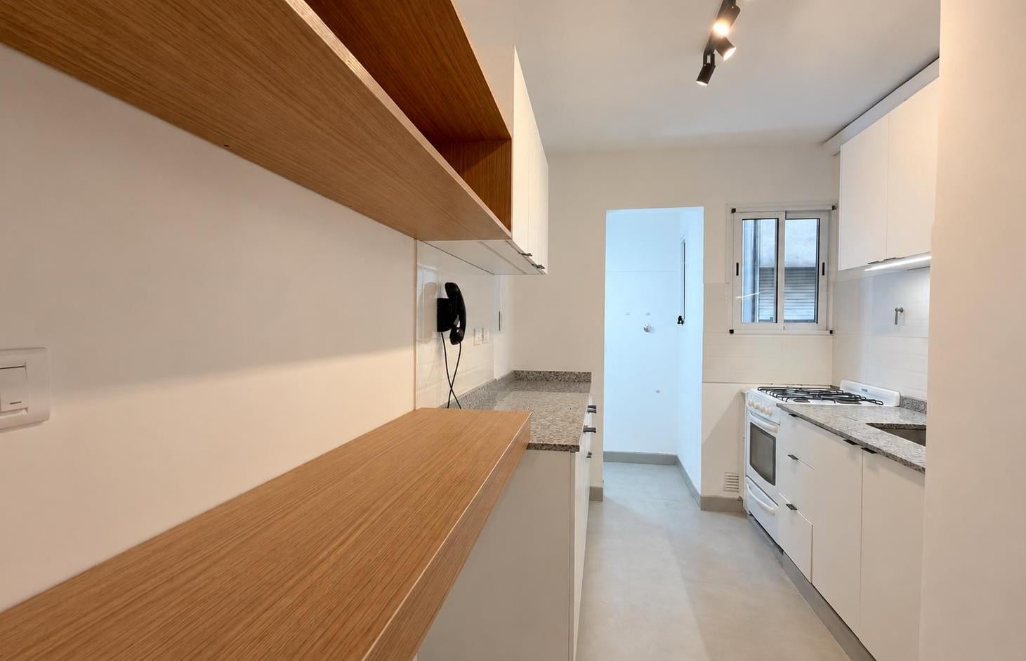 Foto de Venta 3 ambientes sobre av La Plata, Caballito, imagen 1