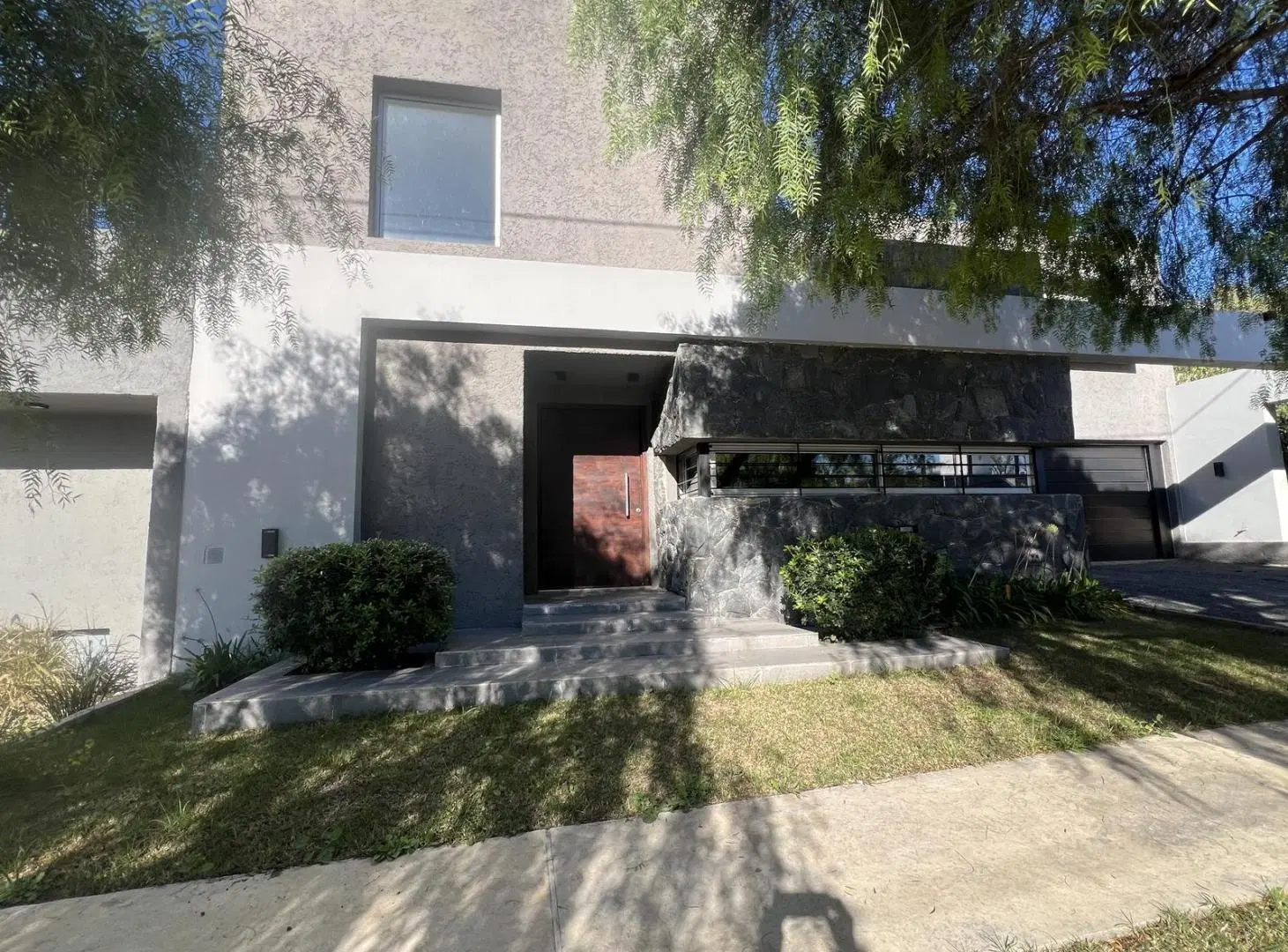 La Carolina casa en venta de 3 dorm con galería pileta y seguridad las 24 hs 1