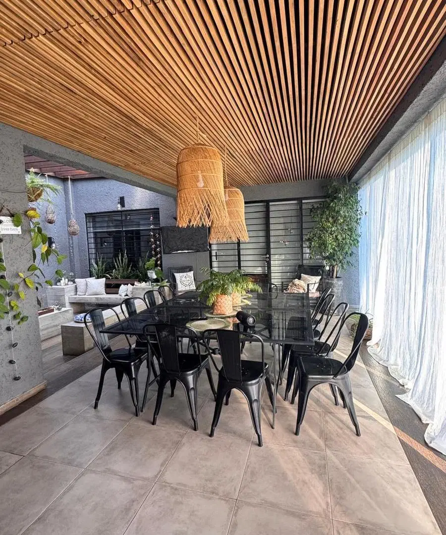 La Carolina casa en venta de 3 dorm con galería pileta y seguridad las 24 hs 2