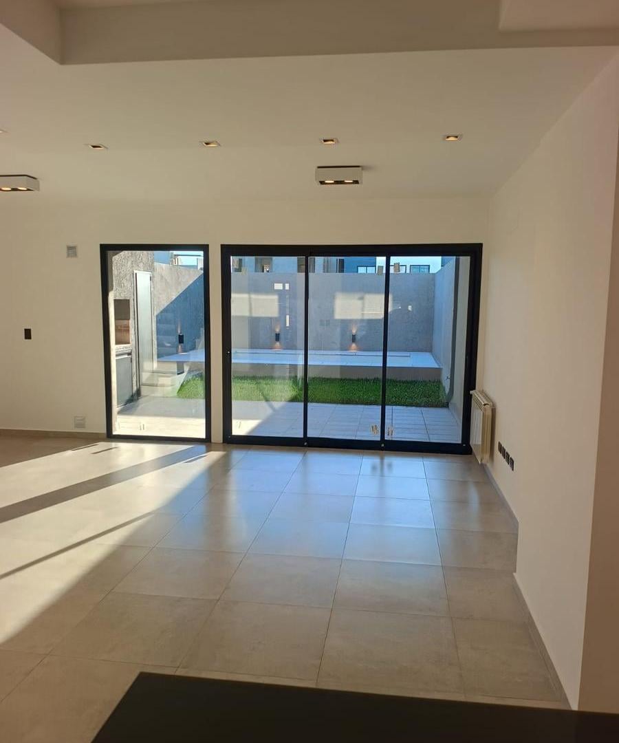 DUPLEX DE CATEGORIA EN QUEBRADAS DE MANANTIALES DE 3 DORMITORIOS
