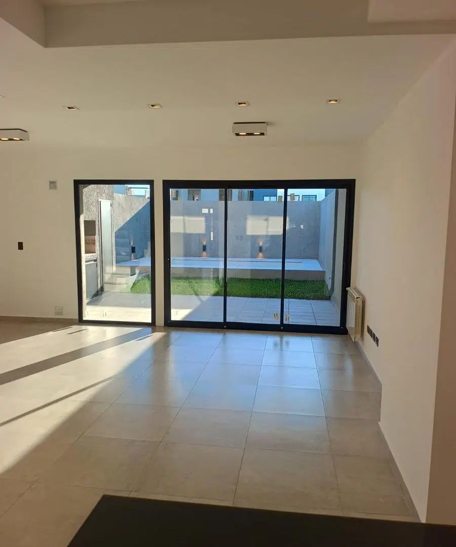 DUPLEX DE CATEGORIA EN QUEBRADAS DE MANANTIALES DE 3 DORMITORIOS 1