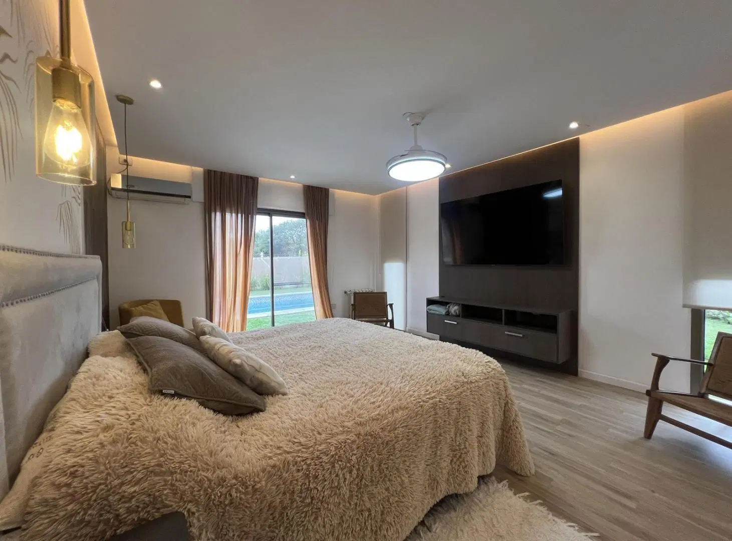 Casa en PB Fte Plaza siete soles 2 dorm   pileta 3