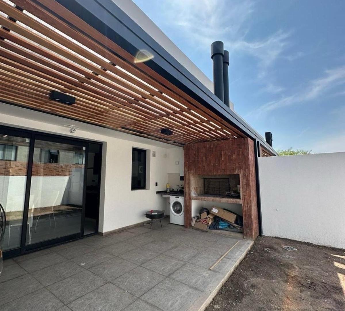Foto de Duplex en Venta de 3 Dormitorios en Miradores de Manantiales II, imagen 2